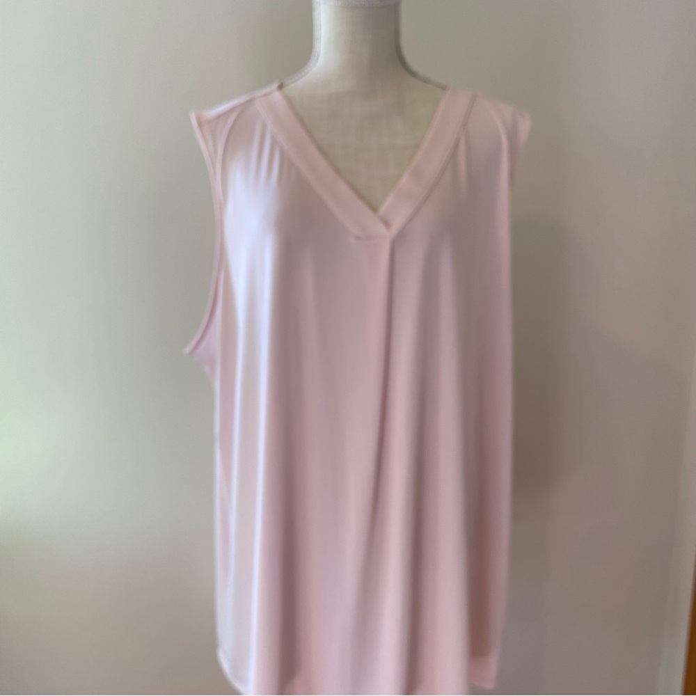 Tank top with V neck and slight pleat
